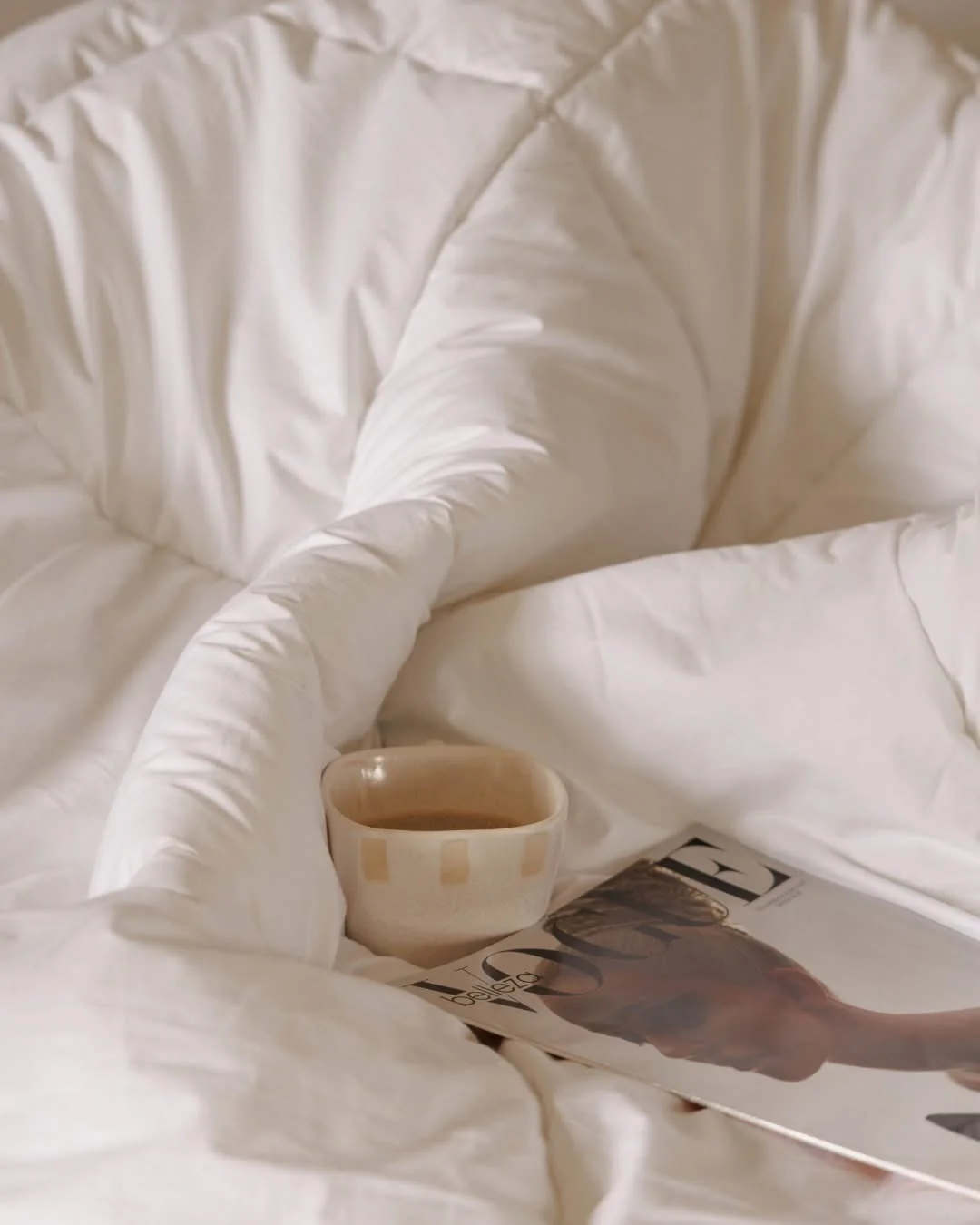 Ropa de cama confortable y detalles de descanso en Villa Marines