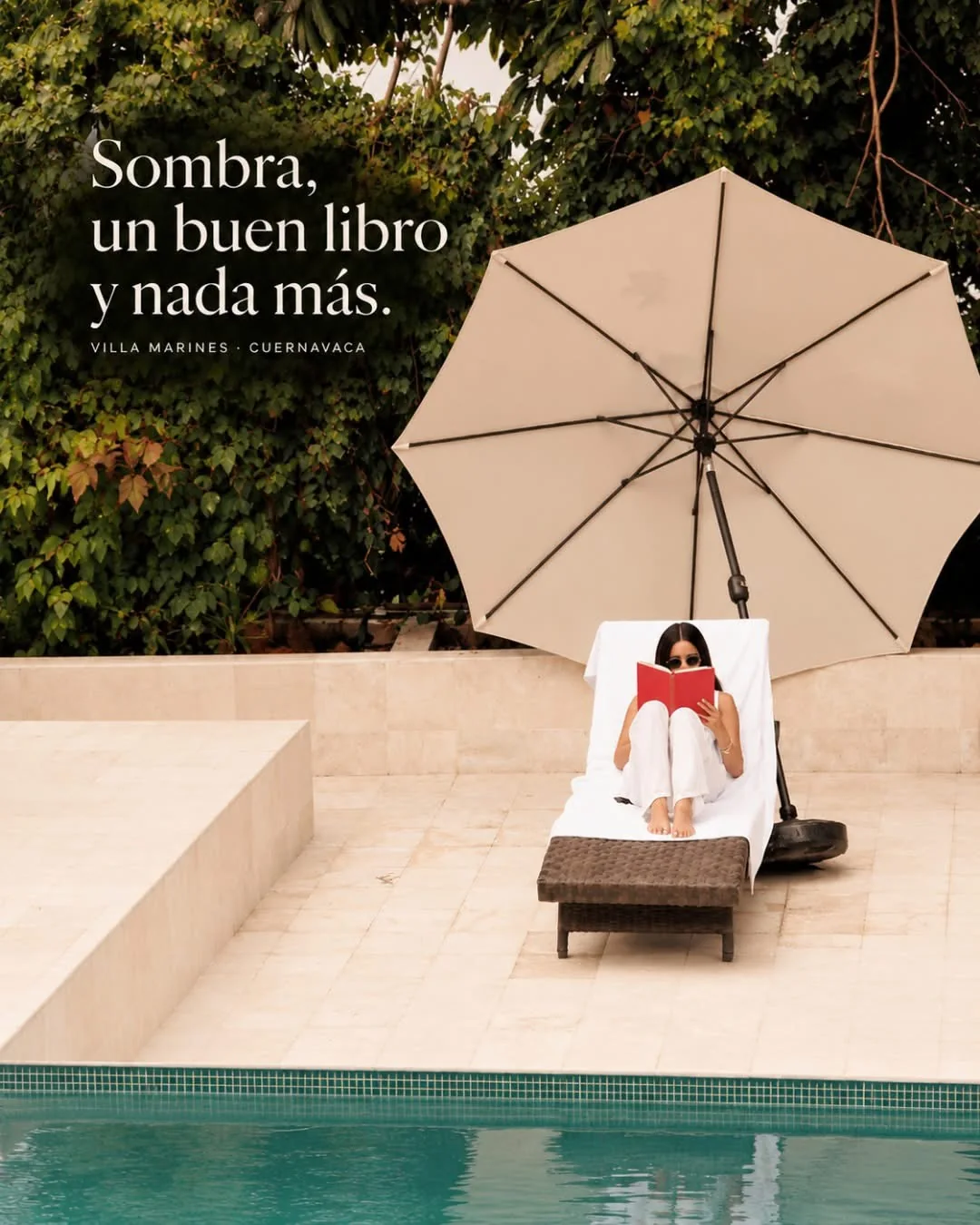 Área de descanso junto a la alberca de Villa Marines